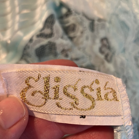 Lingerie - Picture 3 of 4